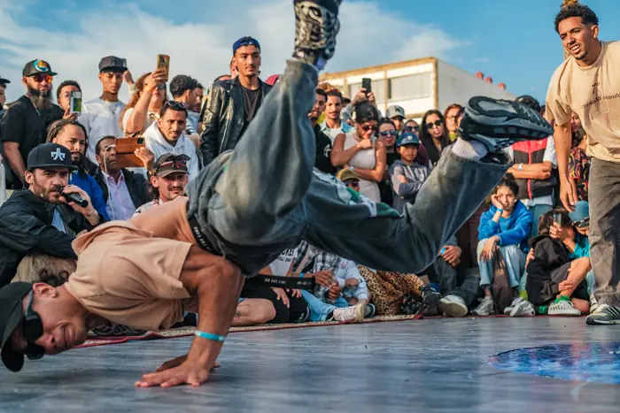 Un danseur en appui sur une main au milieu du cercle