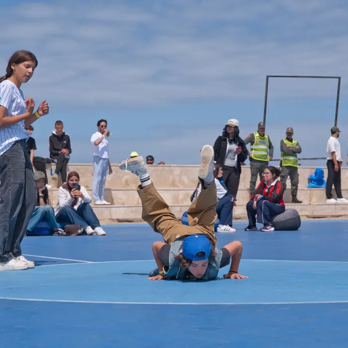 Des enfants apprennent les premiers pas au sol