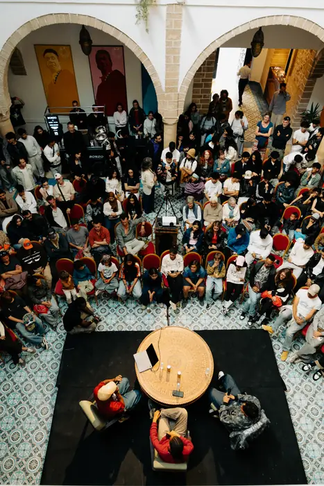 La conférence sur l'histoire du hip-hop dans le patio de Dar Souiri