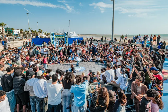 Des centaines de personnes autour du cercle de breaking, sur la corniche d'Essaouira, face à l'océan