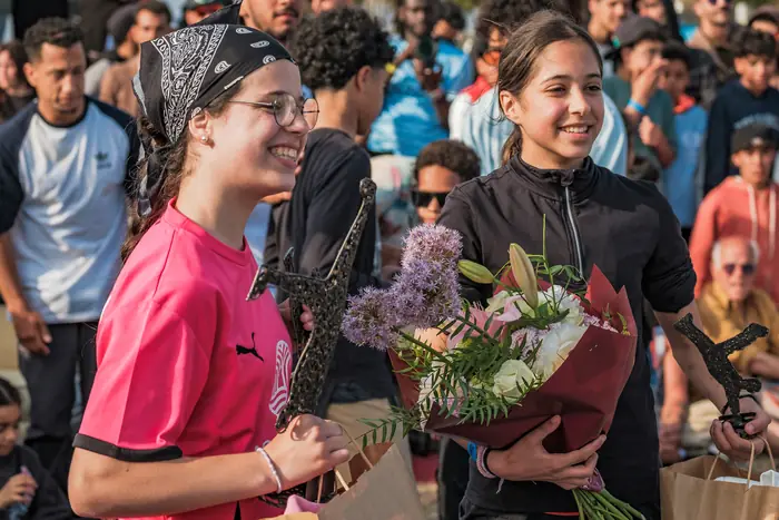 Deux jeunes danseuses, bouquets de fleurs à la main