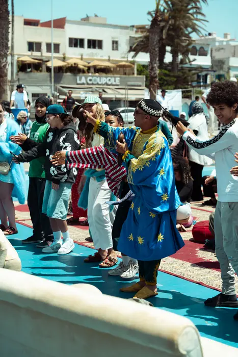 Les musiciens gnaoua font danser le village