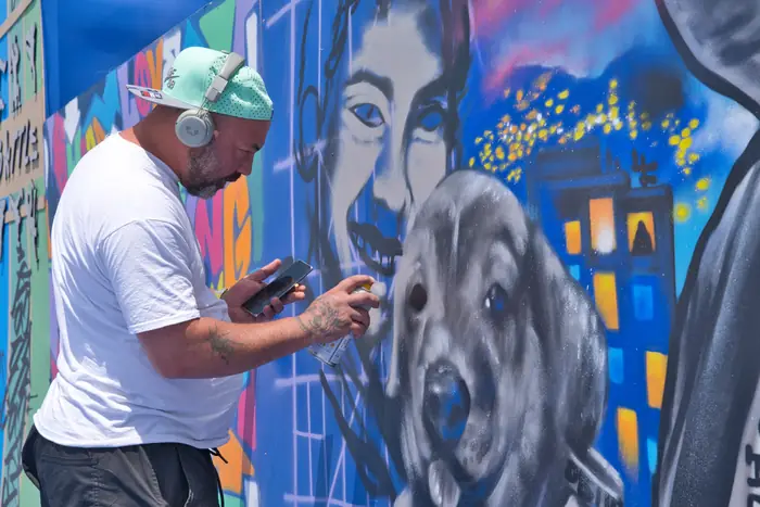 Un graffeur peint une fresque en direct