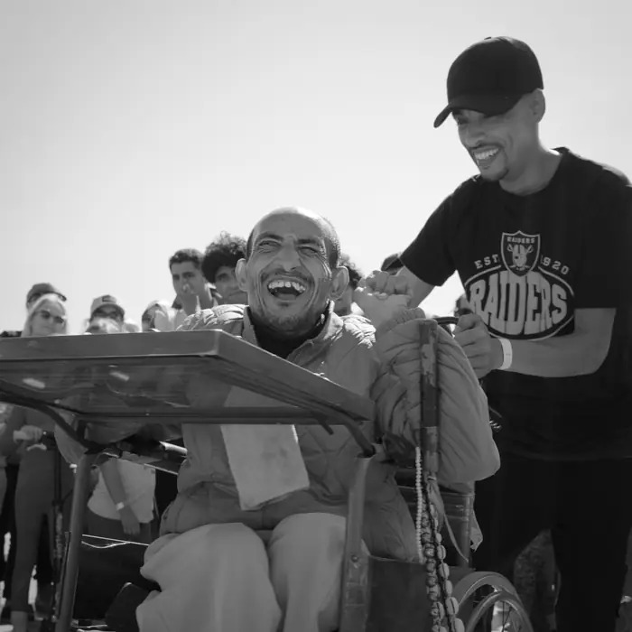 Un danseur et un spectateur en fauteuil, éclats de rire