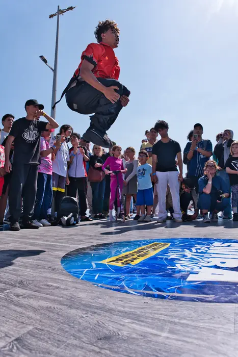 Un jeune danseur s'envole devant le public